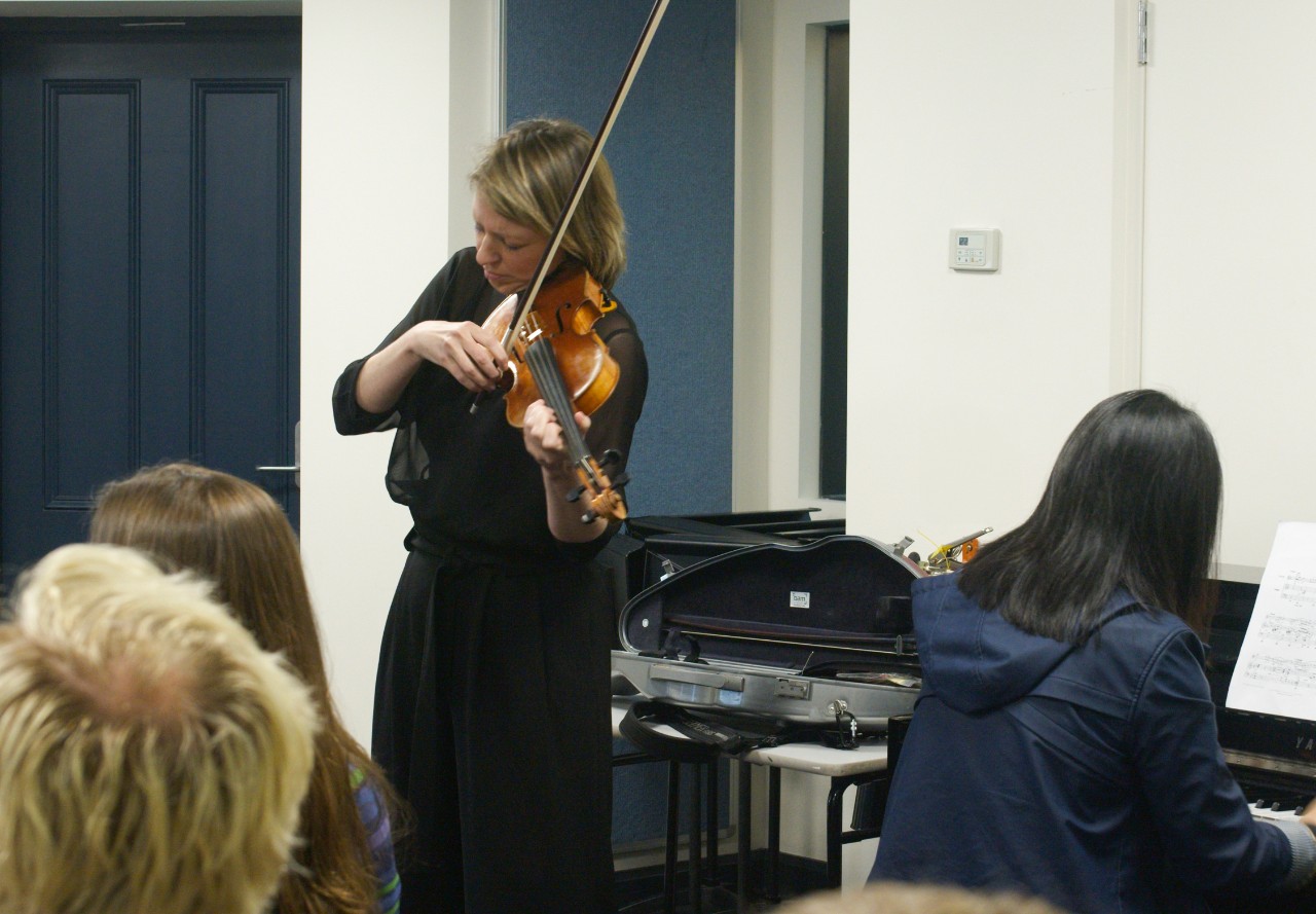 Julia Russoniello performing on the violin
