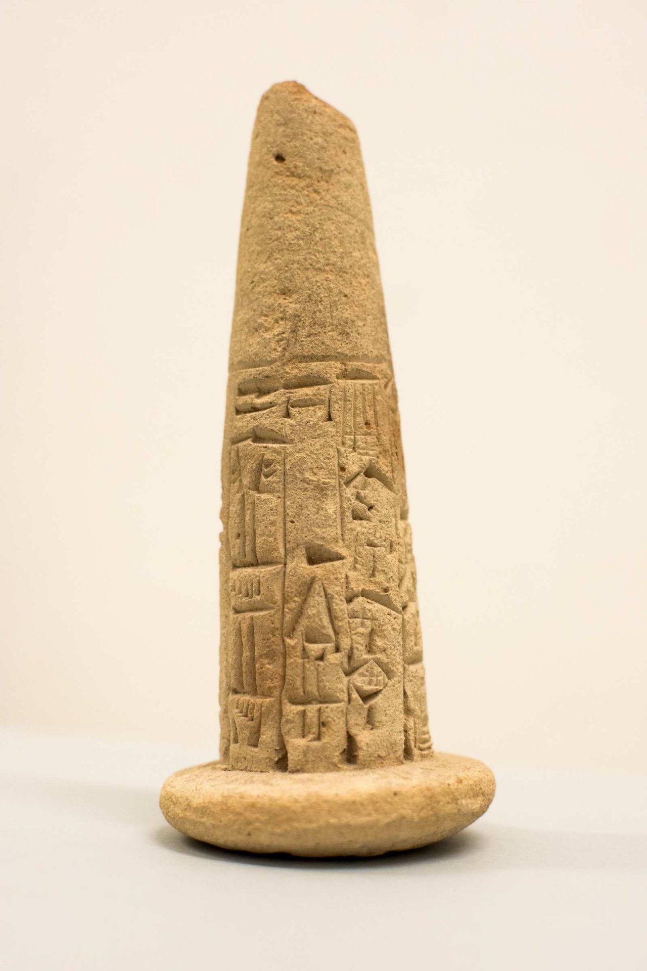 Sumerian calendar: clay cylinder inscribed to record the building of the temple E-Ninnû, shrine of the patron god Ningirsu